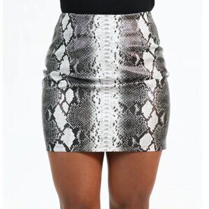 Forever21 Black/White Crocodile Print Skiirt size M.